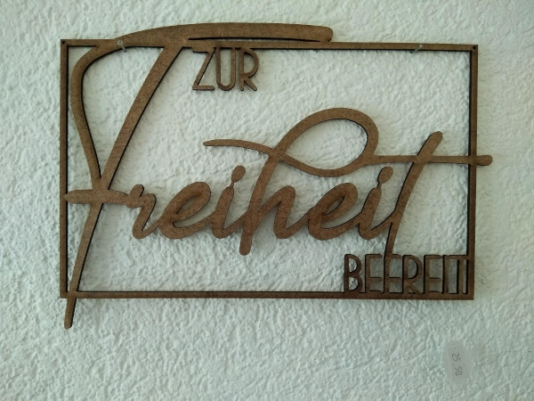 Holzschrift Zur Freiheit befreit